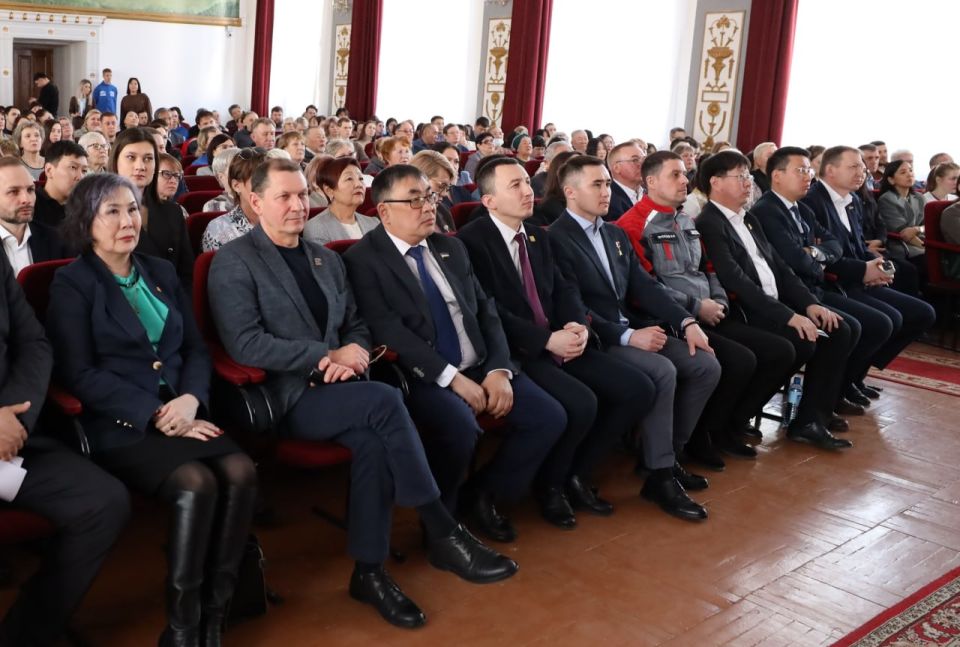 Построенные по Народной программе спортобъекты, асфальтирование во дворах и другие итоги развития Железнодорожного района Улан-Удэ обсудили общественники, члены партии и депутаты Горсовета от «Единой России» в конференц-зале...