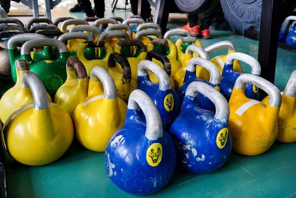 Врач-силач из Бурятии за 10 минут поднял гири 221 раз