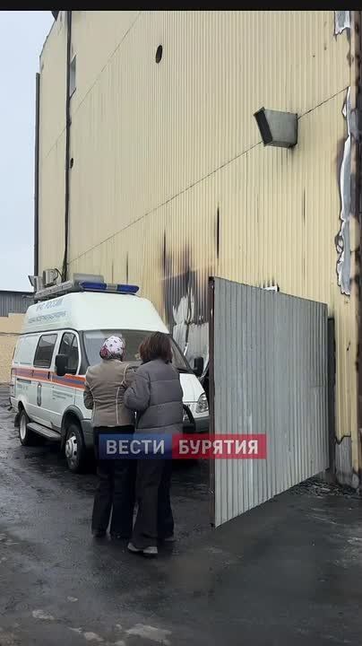 Дознаватели МЧС России устанавливают причину возгорания офисного центра на ул. Толстого