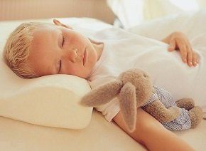 Как правильно выбрать подушку для малыша: советы родителей