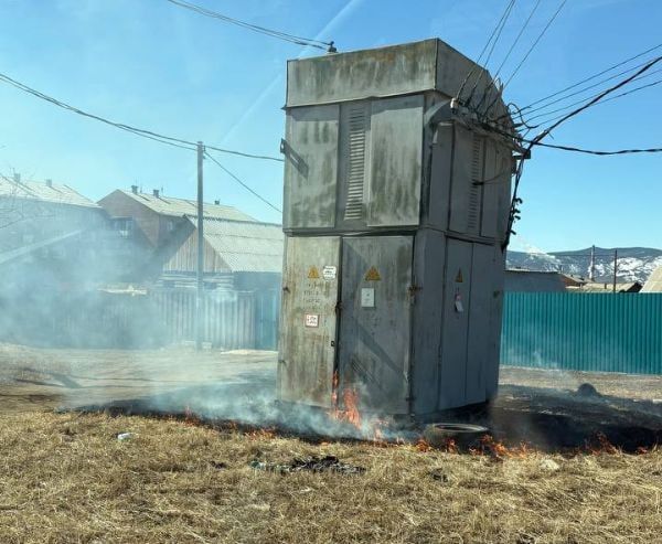 В Бурятии вспыхнула трава вокруг трансформаторной будки