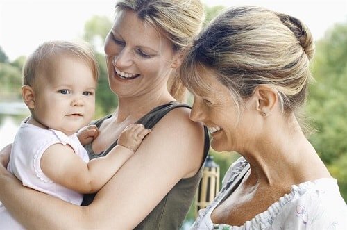 Как наладить отношения между молодыми родителями и бабушками