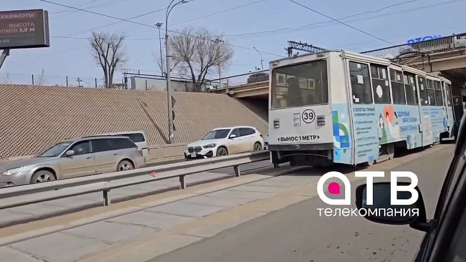 #АТВпишут легковушка залетела под трамвай