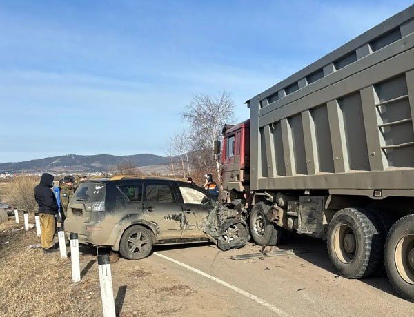 В Бурятии людей зажало в машине после ДТП с большегрузом