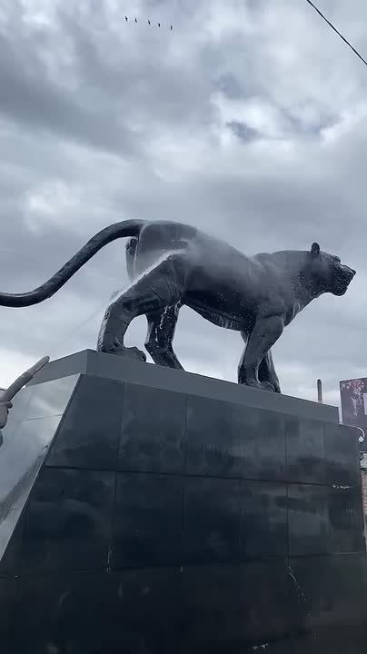 В Улан-Удэ моют памятники после зимы