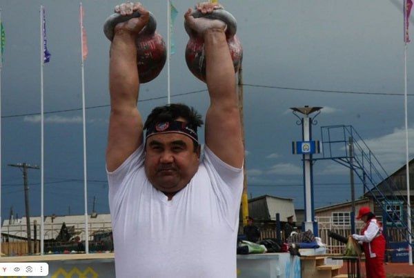 Силач из Бурятии поднял вес в 15 железнодорожных вагонов