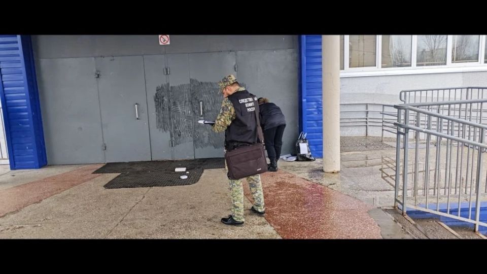 В Пермском крае ученик зарезал классного руководителя у порога школы