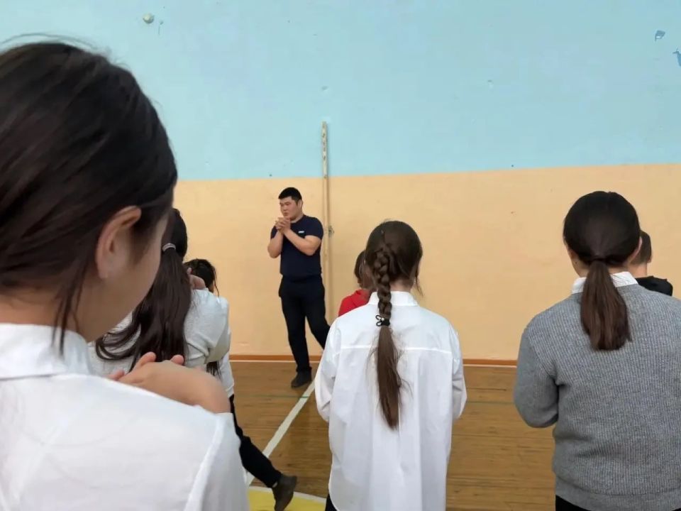 #ЗарядкаСЧемпионом. В рамках Всемирного дня здоровья и Всероссийской акции «Укрепляй здоровье» в Торской школе Тункинского района прошла зарядка с чемпионом