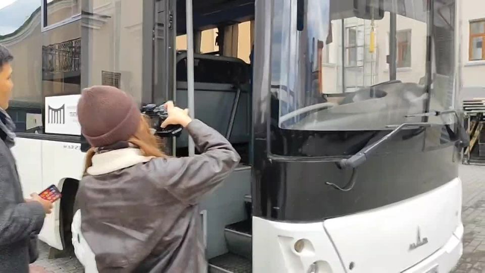 Автобус для фронта. . Транспорт Бурятского театра оперы и балета, прежде использовавшийся для гастролей, теперь будет служить на передовой