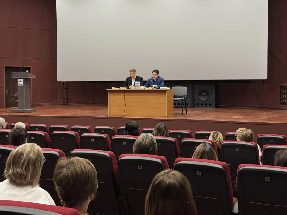 Северобайкальский межрайонный прокурор совместно с представителями городской администрации провел встречу с трудовыми коллективами муниципальных учреждений