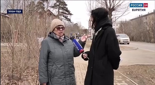 Сход снега весной обнажил скопившийся за зиму мусор на улицах Улан-Удэ