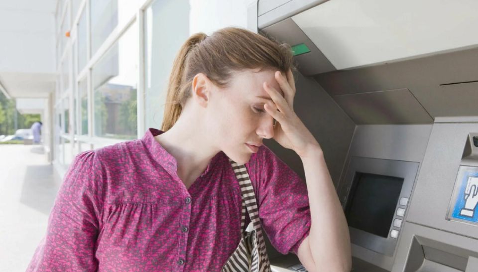 Как стать финансовым изгнанником: нюансы блокировки счетов от ЦБ