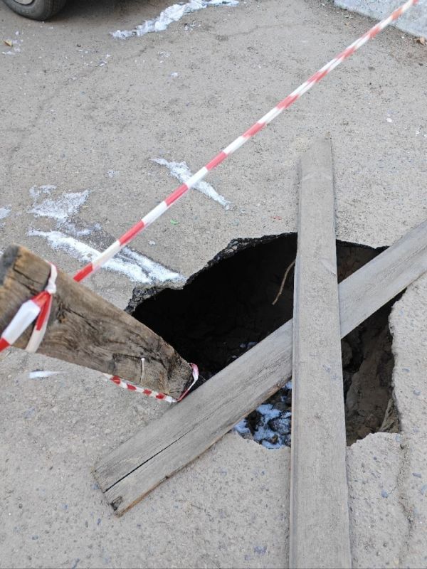 #атвпишут Здравствуйте. Во дворе Краснофлотская 10 провалился асфальт