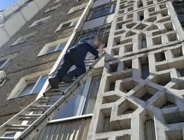 В Улан-Удэ 11-летний мальчик застрял в окне