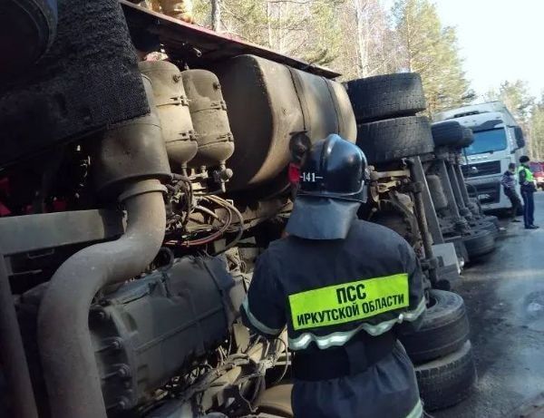 В Иркутской области опрокинулась фура на трассе «Байкал»