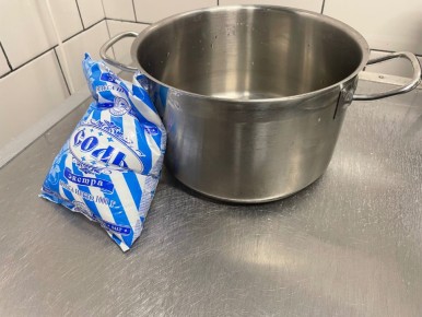 Секрет бабушек: Как соль может продлить жизнь вашей кухонной утвари