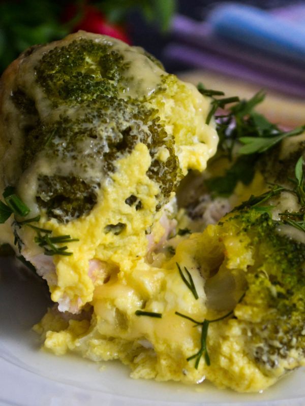 Легкий и вкусный ужин: брокколи с курицей под сырной корочкой