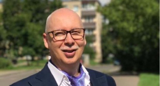 Александр Зимовский: Походный алтарь был изделием венской еврейской фирмы Мориц Малер, изготовлявшей всевозможные предметы, необходимые для богослужения и религиозного обихода, как-то: чётки, образки святых