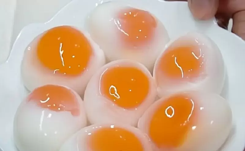 Прозрачные яйца на завтрак: готовим кулинарное волшебство