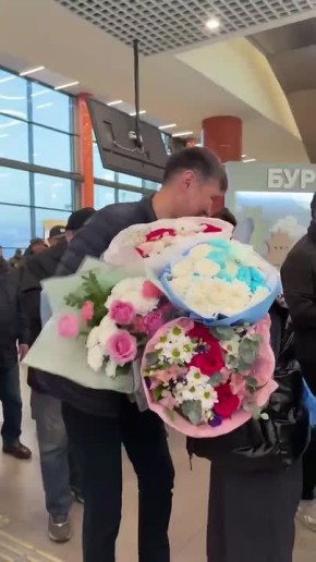 Сегодня утром в аэропорту Улан-Удэ торжественно встретили победительницу Кубка мира по самбо