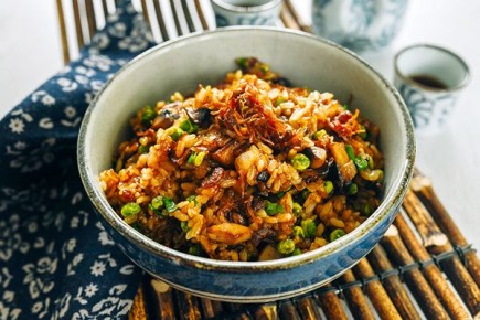 Жареный клейкий рис с соусом XO: необычное угощение с насыщенным вкусом