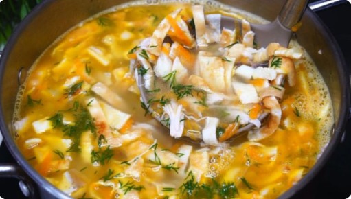 Вдохновляющий куриный суп с уникальной яичной лапшой