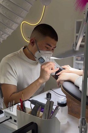 «Нравится делать красоту»: В Улан-Удэ участник СВО обрёл призвание в маникюре