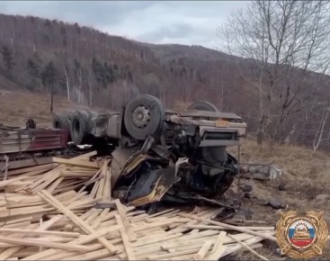 Большегруз со стройматериалами слетел с трассы «Байкал»