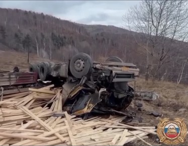 На трассе «Байкал» опрокинулась фура со стройматериалами