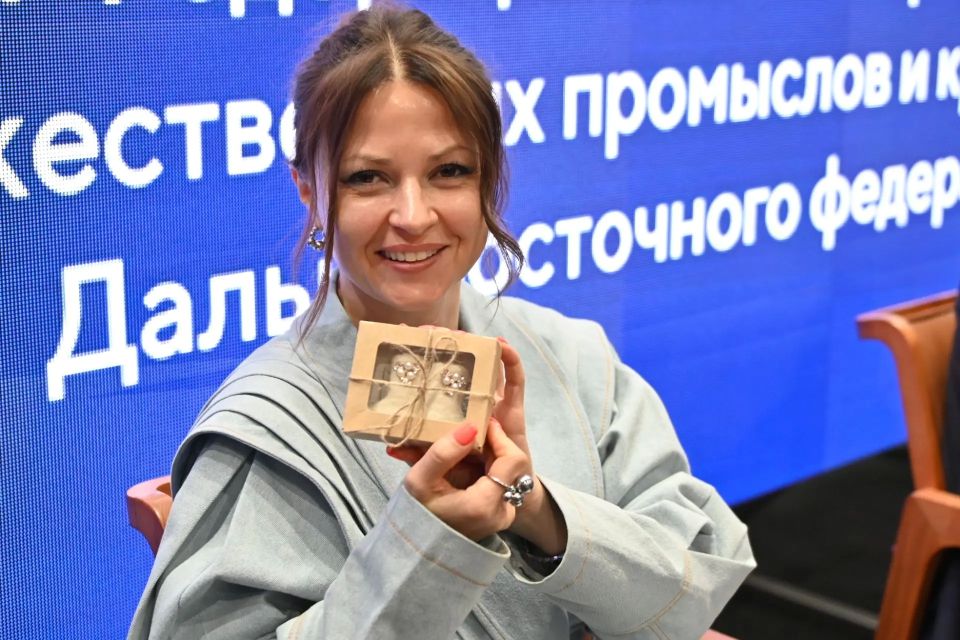 Алексей Цыденов: Вместе с заместителем Председателя Совета Федерации Инной Юрьевной Святенко встретились с мастерами народных художественных промыслов и представителями креативных индустрий Алексей Цыденов: Вместе с заместителем Председателя Совета Федерации Инной Юрьевной Святенко встретились с мастерами народных художественных промыслов и представителями креативных индустрий