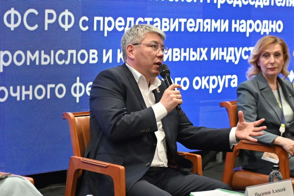 Алексей Цыденов: Вместе с заместителем Председателя Совета Федерации Инной Юрьевной Святенко встретились с мастерами народных художественных промыслов и представителями креативных индустрий Алексей Цыденов: Вместе с заместителем Председателя Совета Федерации Инной Юрьевной Святенко встретились с мастерами народных художественных промыслов и представителями креативных индустрий