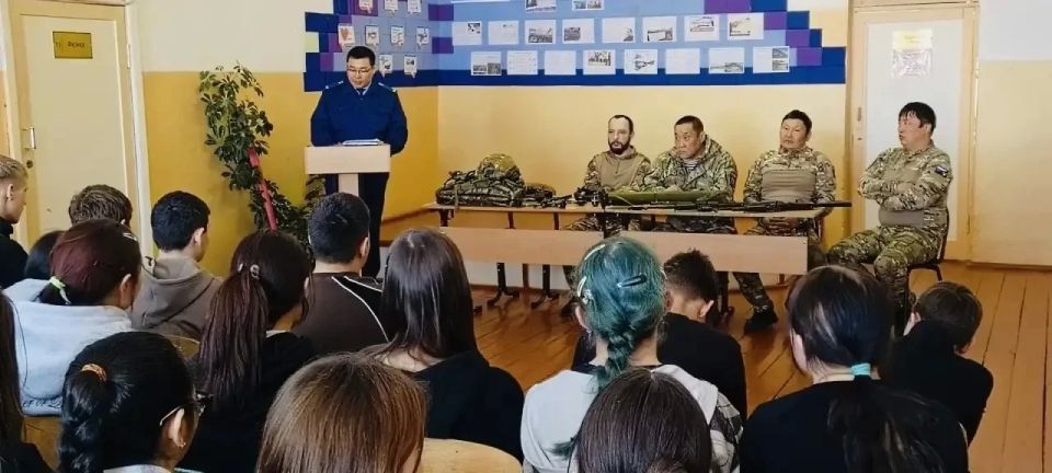 Прокурор Джидинского района Стас Очиров в рамках патриотического воспитания и правового просвещения подростков провел урок мужества для учащихся 7-9 классов Булыкской СОШ Прокурор Джидинского района Стас Очиров в рамках патриотического воспитания и правового просвещения подростков провел урок мужества для учащихся 7-9 классов Булыкской СОШ