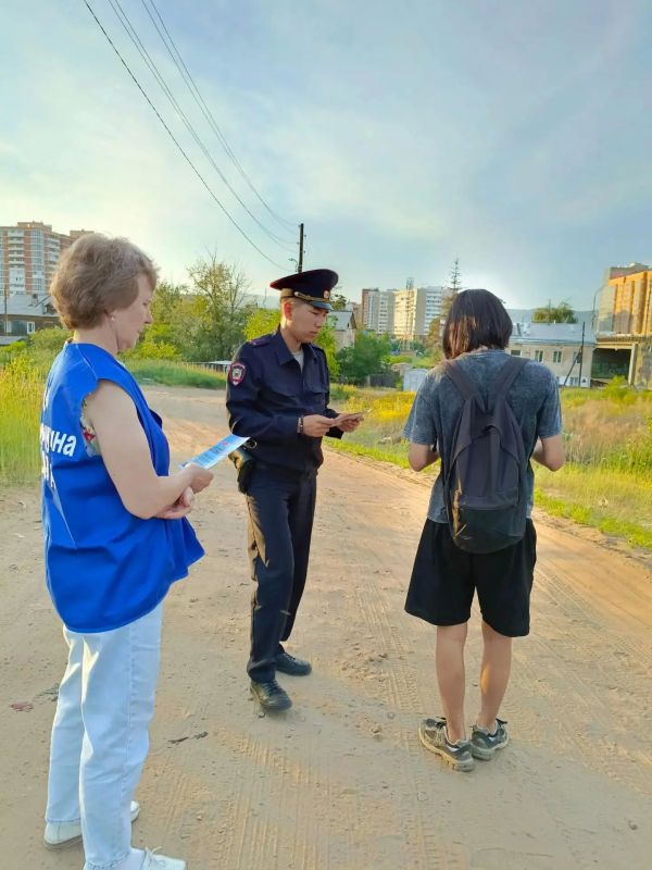 Бдительность и ответственность: общественники и полиция провели профилактический рейд в микрорайоне Сосновый Бдительность и ответственность: общественники и полиция провели профилактический рейд в микрорайоне Сосновый