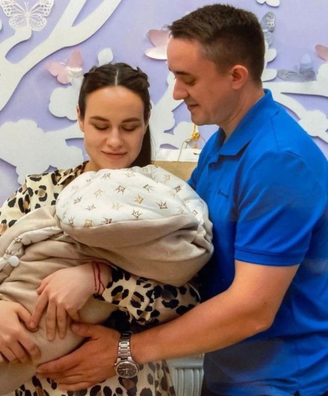 Алексей Цыденов: Дорогие земляки!. . Сегодня по-настоящему добрый праздник — День семьи, любви и верности! Всё начинается с семьи: жизнь каждого человека, благополучие общества и сила государства Алексей Цыденов: Дорогие земляки!. . Сегодня по-настоящему добрый праздник — День семьи, любви и верности! Всё начинается с семьи: жизнь каждого человека, благополучие общества и сила государства