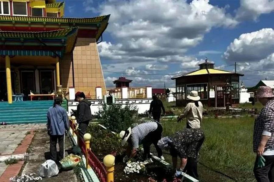 В Бурятии в преддверии празднования 200-летия Эгитуйского дацана сотрудники отделения вневедомственной охраны Росгвардии по Еравнинскому району и полицейские приняли активное участие в благоустройстве и уборке территории... В Бурятии в преддверии празднования 200-летия Эгитуйского дацана сотрудники отделения вневедомственной охраны Росгвардии по Еравнинскому району и полицейские приняли активное участие в благоустройстве и уборке территории...