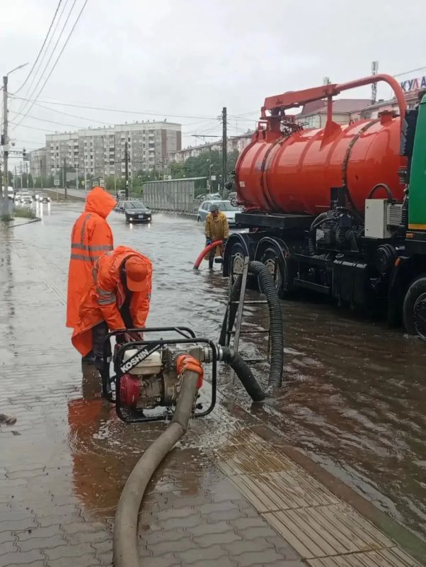 В Улан-Удэ откачивают лужи В Улан-Удэ откачивают лужи