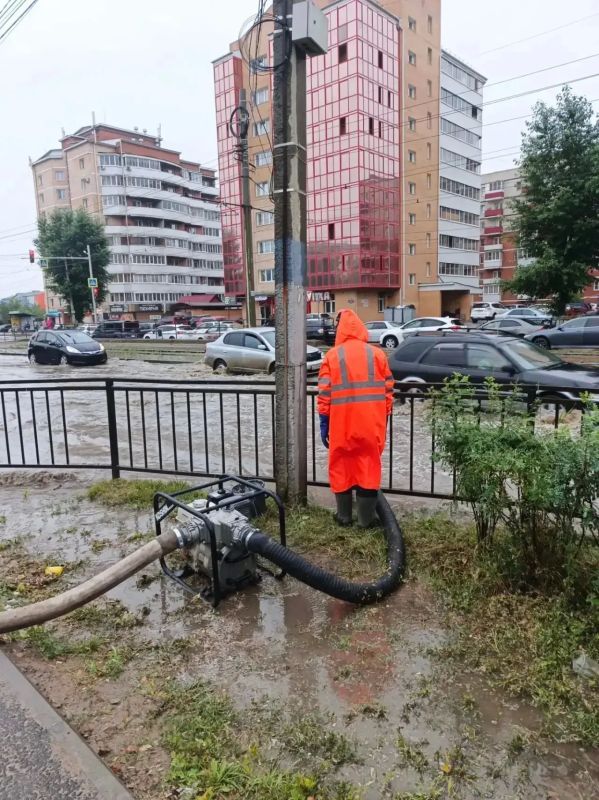 В Улан-Удэ откачивают лужи В Улан-Удэ откачивают лужи