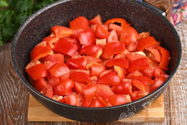 Секреты сочных блюд: 4 простых рецепта рыбы и мяса на овощной подушке