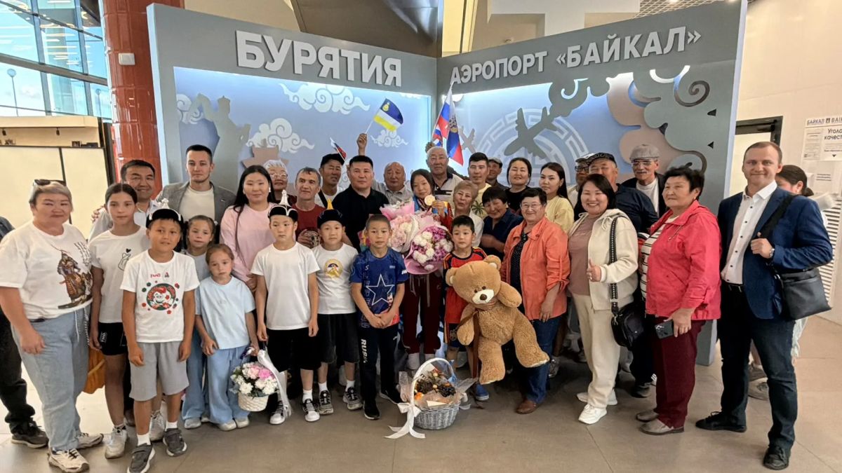 Триумфальное возвращение: в родном аэропорту встретили чемпионку Европы Должон Цынгуеву! Триумфальное возвращение: в родном аэропорту встретили чемпионку Европы Должон Цынгуеву!