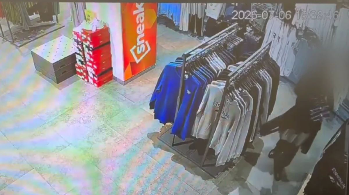 Щедрый на чужое: 16-летний улан-удэнец обнёс магазин и раздал обновки друзьям