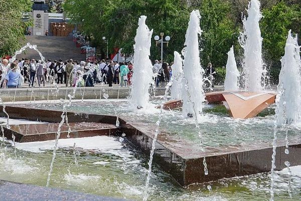 В районе Бурятии дети полезли в фонтан от жары