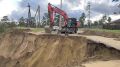 Засыпают и восстанавливают дороги в микрорайоне Радужный Последствия ливня устраняли всю ночь. На месте продолжают работать самосвалы и погрузчики. Также городские службы засыпают провал по улице Дальневосточная