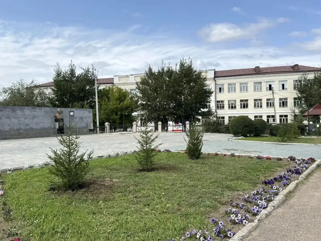 В историческом уголке на улице Бабушкина высадили ели В историческом уголке на улице Бабушкина высадили ели