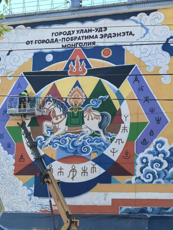 Нам пишут: мурал от Эрдэнэта увидели на улице Калашникова Нам пишут: мурал от Эрдэнэта увидели на улице Калашникова