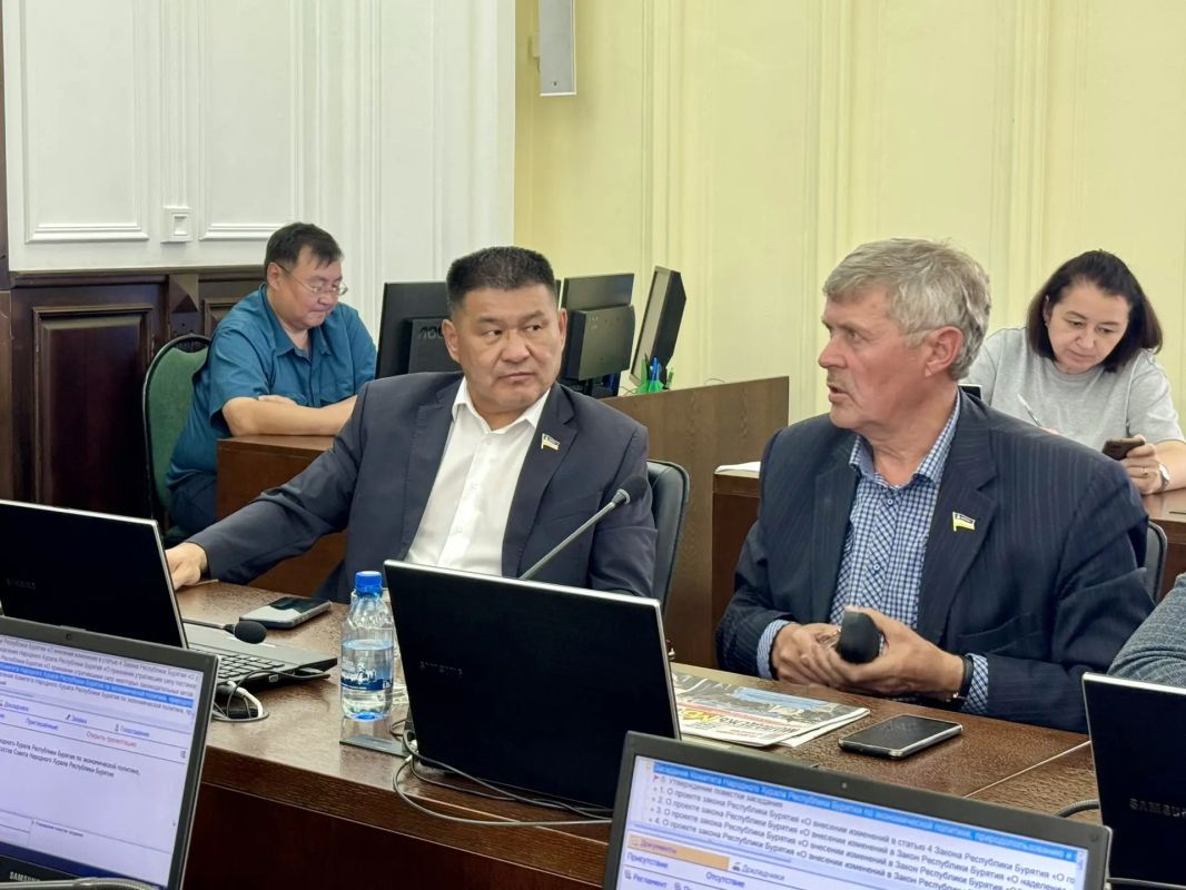 Сегодня в Народном Хурале прошло заседание Комитета по экономической политике, природопользованию и экологии под председательством Иннокентия Вахрамеева Сегодня в Народном Хурале прошло заседание Комитета по экономической политике, природопользованию и экологии под председательством Иннокентия Вахрамеева