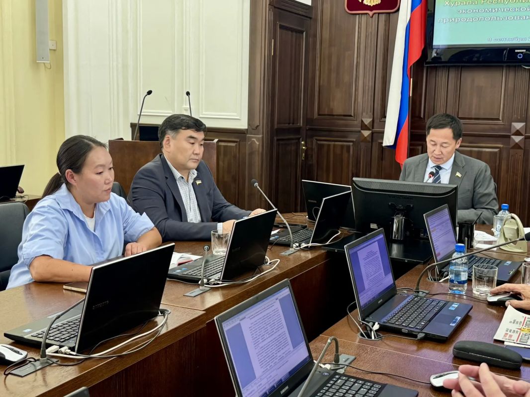 Сегодня в Народном Хурале прошло заседание Комитета по экономической политике, природопользованию и экологии под председательством Иннокентия Вахрамеева Сегодня в Народном Хурале прошло заседание Комитета по экономической политике, природопользованию и экологии под председательством Иннокентия Вахрамеева