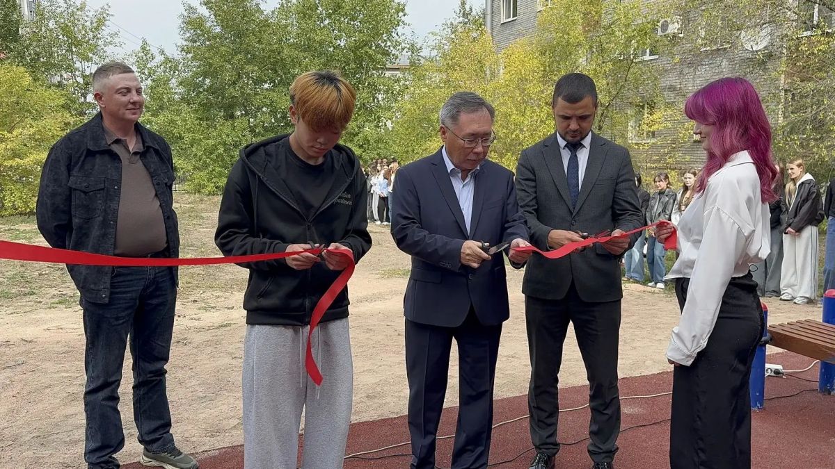 Сегодня вместе со студентами и преподавателями Байкальского колледжа туризма и сервиса открыли новую современную многофункциональную спортивную площадку Сегодня вместе со студентами и преподавателями Байкальского колледжа туризма и сервиса открыли новую современную многофункциональную спортивную площадку