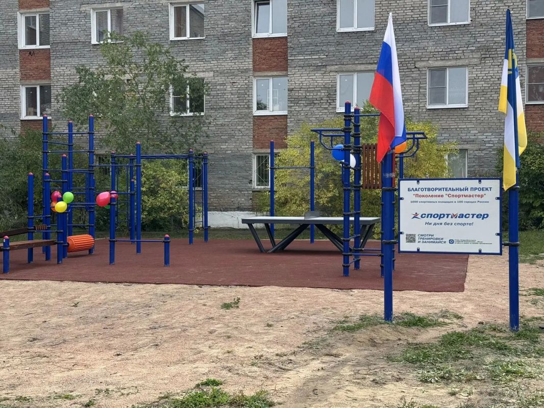 Сегодня вместе со студентами и преподавателями Байкальского колледжа туризма и сервиса открыли новую современную многофункциональную спортивную площадку Сегодня вместе со студентами и преподавателями Байкальского колледжа туризма и сервиса открыли новую современную многофункциональную спортивную площадку