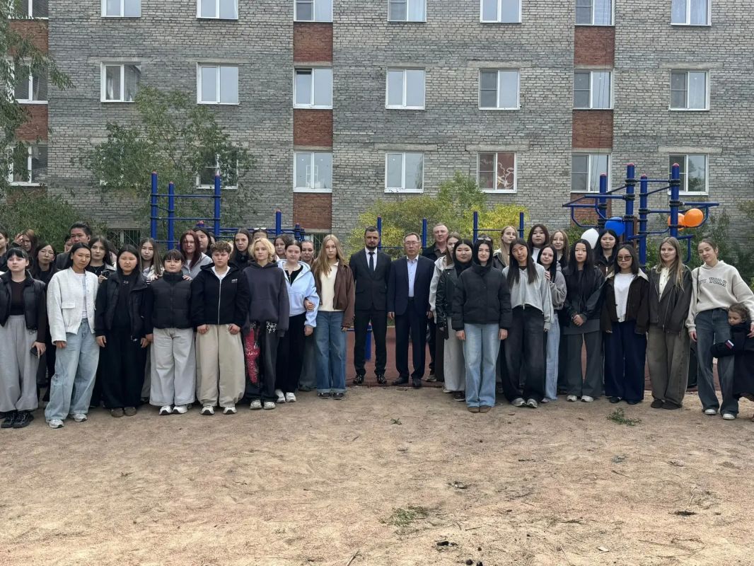 Сегодня вместе со студентами и преподавателями Байкальского колледжа туризма и сервиса открыли новую современную многофункциональную спортивную площадку Сегодня вместе со студентами и преподавателями Байкальского колледжа туризма и сервиса открыли новую современную многофункциональную спортивную площадку