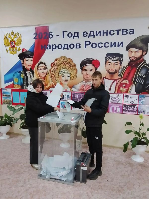 Члены участковых избирательных комиссий Бурятии встречают избирателей в национальных костюмах Члены участковых избирательных комиссий Бурятии встречают избирателей в национальных костюмах